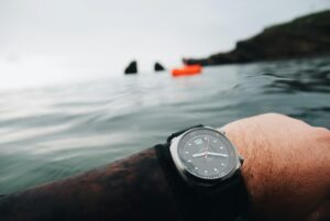 MIL-STD-810H - Photo by Maël BALLAND : https://www.pexels.com/photo/person-wearing-silver-round-analog-watch-4484237/