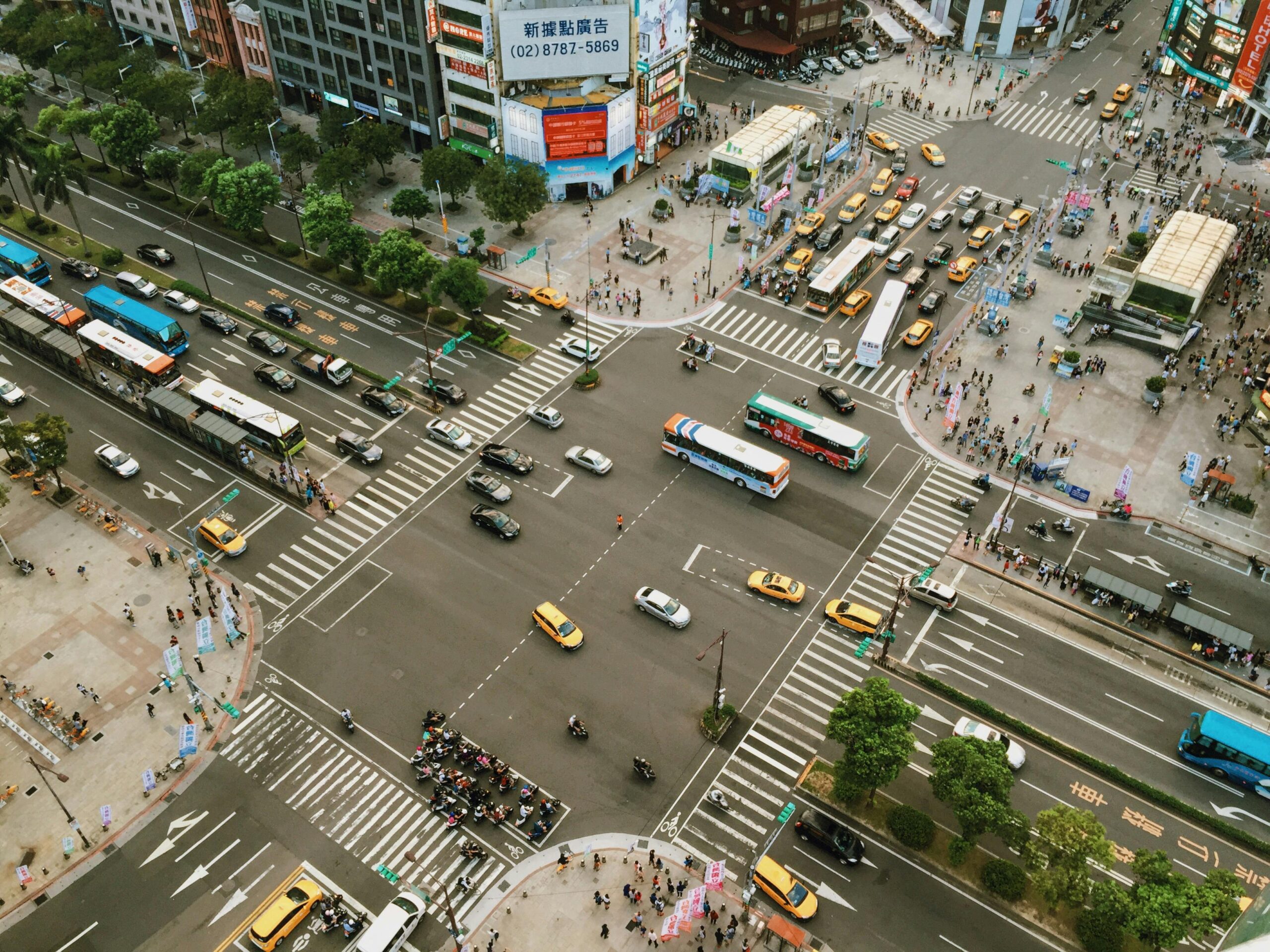 Verbrennerverbot - Photo by Joey Lu: https://www.pexels.com/photo/aerial-photography-of-cars-on-road-intersection-186537/